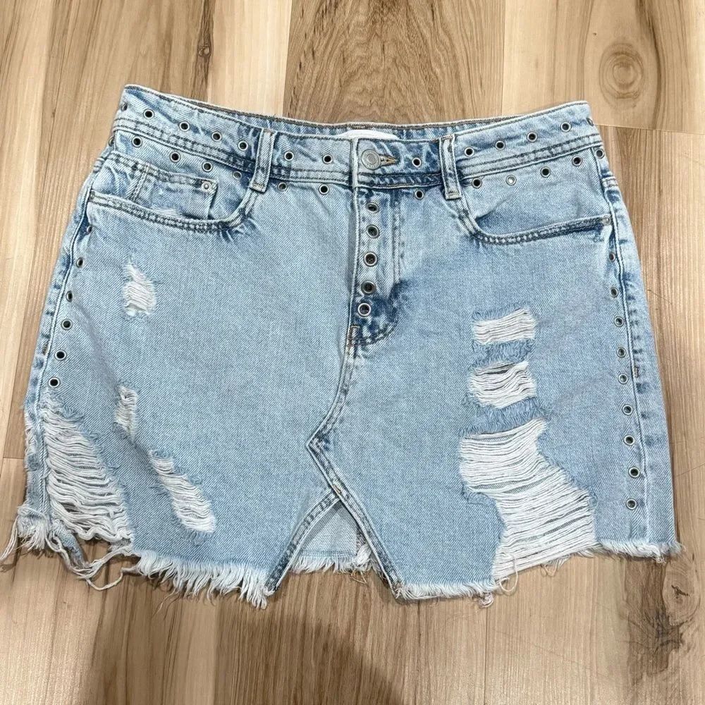 Zara Trafaluc Grommet Distressed Raw Hem Mini Skirt Women’s Medium